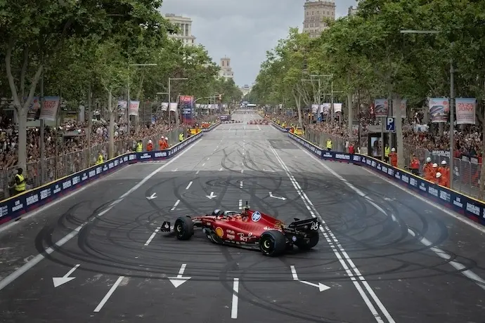 El piloto de F1 Carlos Sainz durante la celebraci&oacute;n del Formula 1 Live Barcelona Road Show, en el Paseo de Gr&agrave;cia, a 19 de junio de 2024, en Barcelona, Catalunya (Espa&ntilde;a). Se trata de una exhibici&oacute;n de monoplazas del Mundial de F&oacute;rmula 1, en el marco del - David Zorrakino - Europa Press