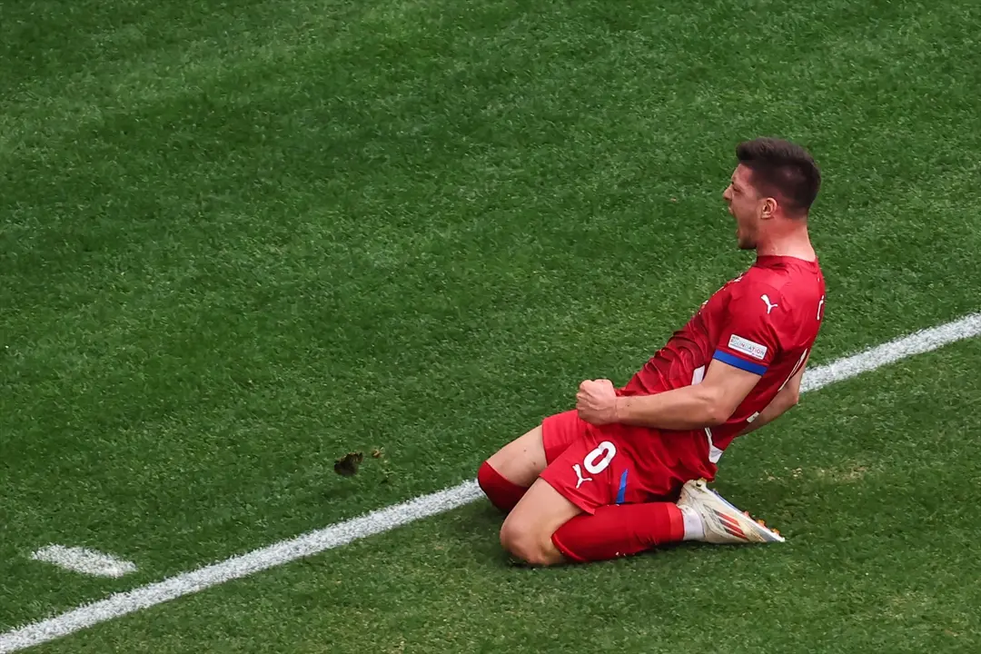 Luka Jovic, de Serbia, celebra marcar el primer gol de su equipo durante el partido de f&uacute;tbol del Grupo C de la UEFA Euro 2024 entre Eslovenia y Serbia. Daniel Karmann