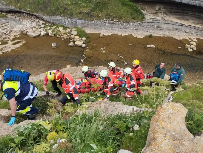 Momento del rescate por los servicios de emergencia. 112 Cantabria
