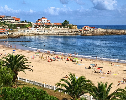 Playa en Comillas un d&iacute;a de verano. / Alerta