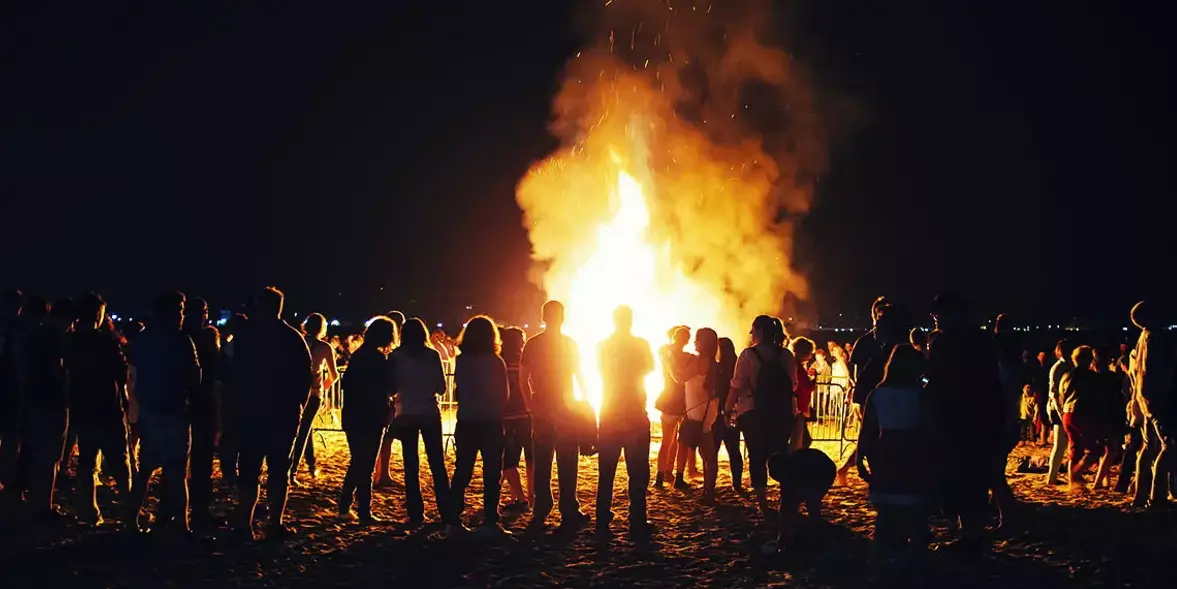 Gente disfrutando de una gran hoguera en la noche de San Juan. / ARCHIVO