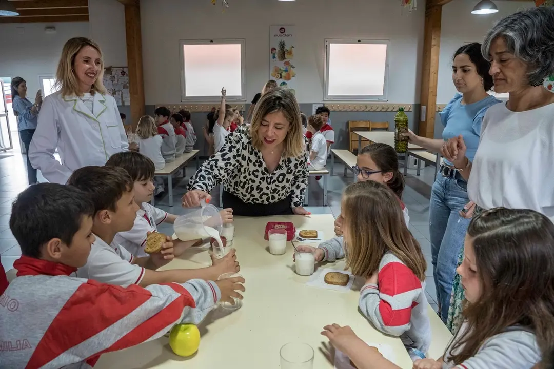 Marian Rovira con los alumnos del CEIP Agapito Cagiga. / Alerta