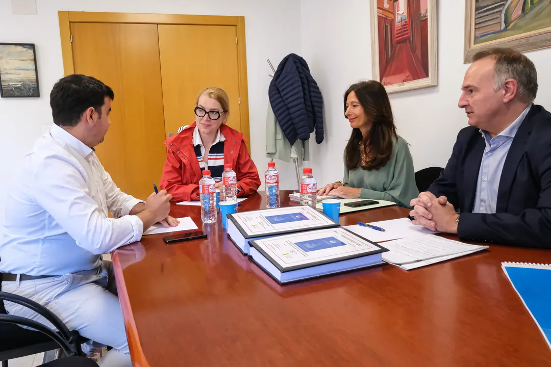 La consejera de Cultura, Turismo y Deporte, Eva Guillermina Fern&aacute;ndez con el alcalde de Limpias, Ignacio Sainz. / Alerta