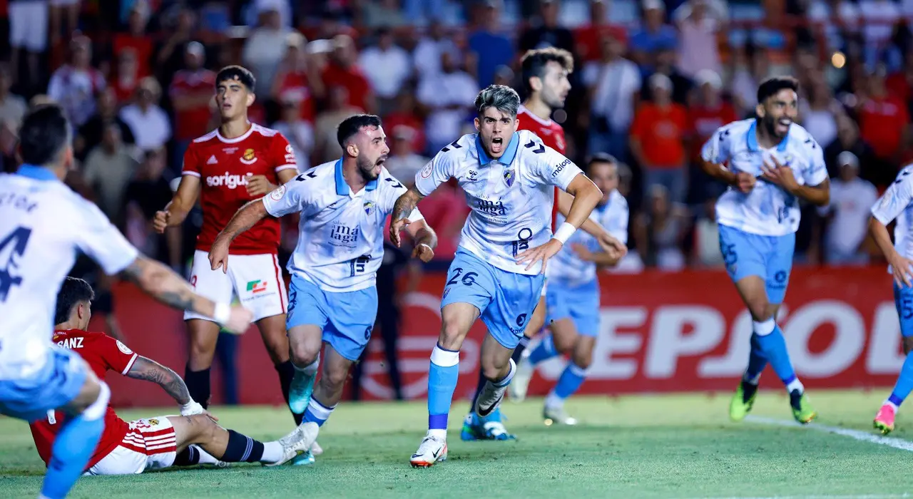 Los jugadores del M&aacute;laga celebran el gol de la victoria. / M&aacute;laga CF