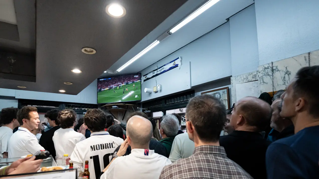Varias personas disfrutan de la emisi&oacute;n del partido de ida de semifinales de la Champions en M&uacute;nich. / Diego Radam&eacute;s