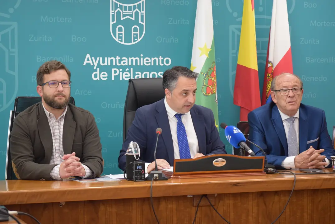 Rueda de prensa del alcalde de Pi&eacute;lagos, Carlos Caram&eacute;s. / A.E.