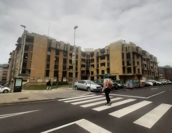 Una persona cruza un paso de peatones en el barrio de El Zapat&oacute;n, en Torrelavega. / A.E.