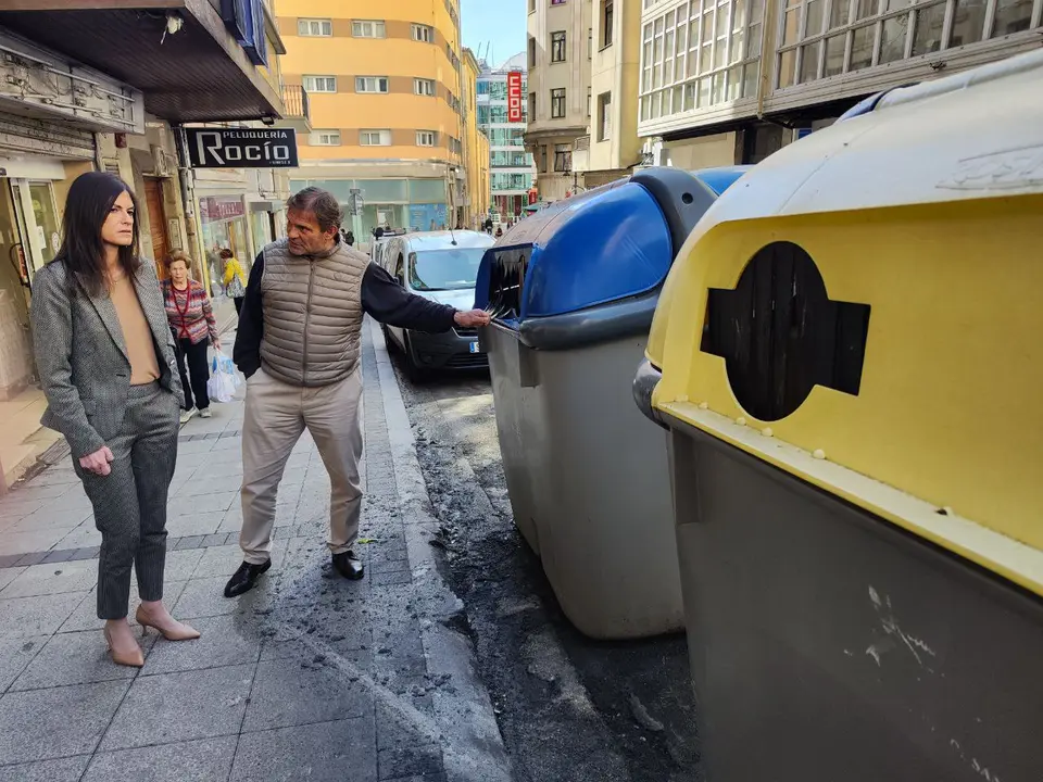 La portavoz de Vox en Santander, Laura Velasco, observando la situaci&oacute;n de las basuras. / A.E.