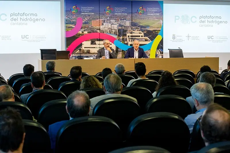 Eduardo Arasti, durante su intervenci&oacute;n en la Plataforma del Hidr&oacute;geno Verde de Cantabria. / A.E.