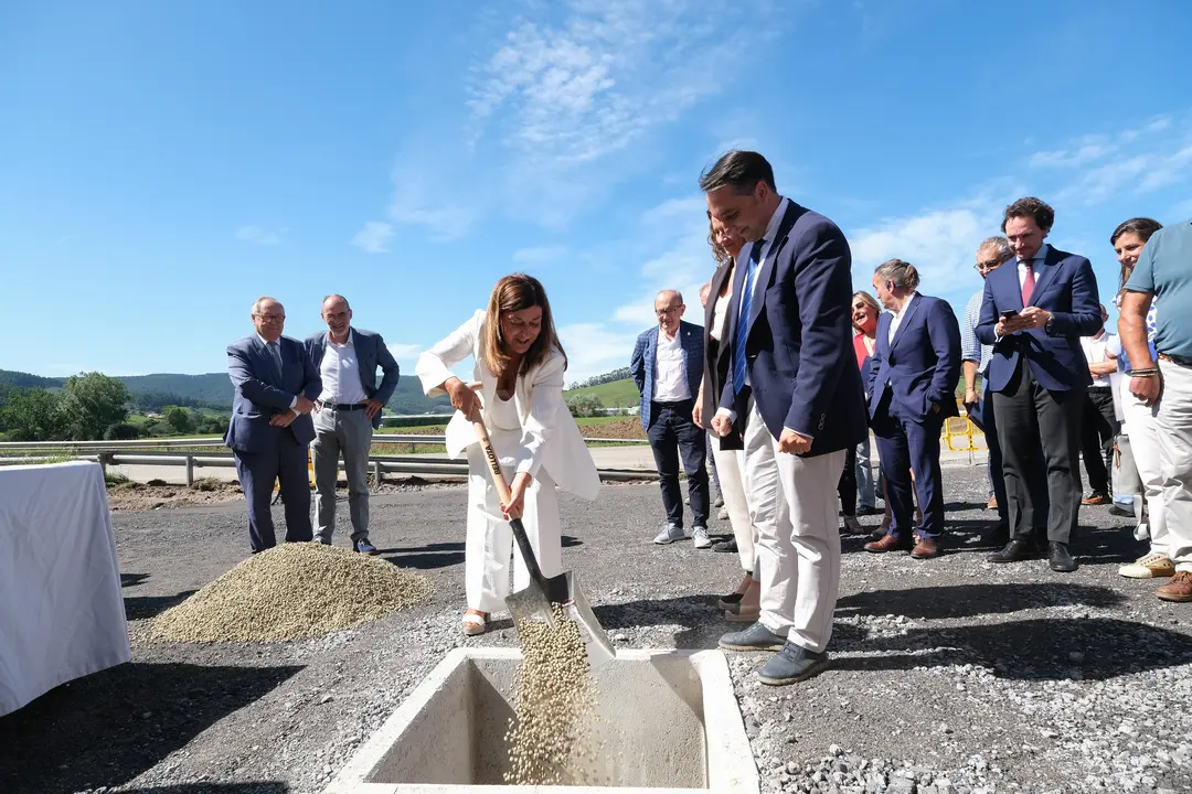La presidenta de Cantabria, Mar&iacute;a Jos&eacute; S&aacute;enz de Buruaga, pone la primera piedra del Centro Log&iacute;stico de La Pasiega. / Alerta
