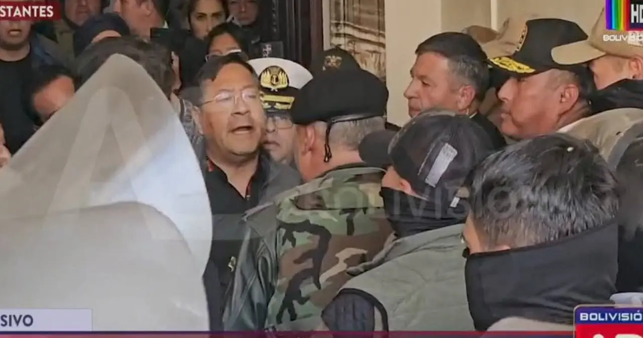 El presidente de Bolivia, Luis Arce, desarmado intenta detener a los militares que con las armas buscan romper la democracia de su pa&iacute;s y el mandato del pueblo en las urnas.