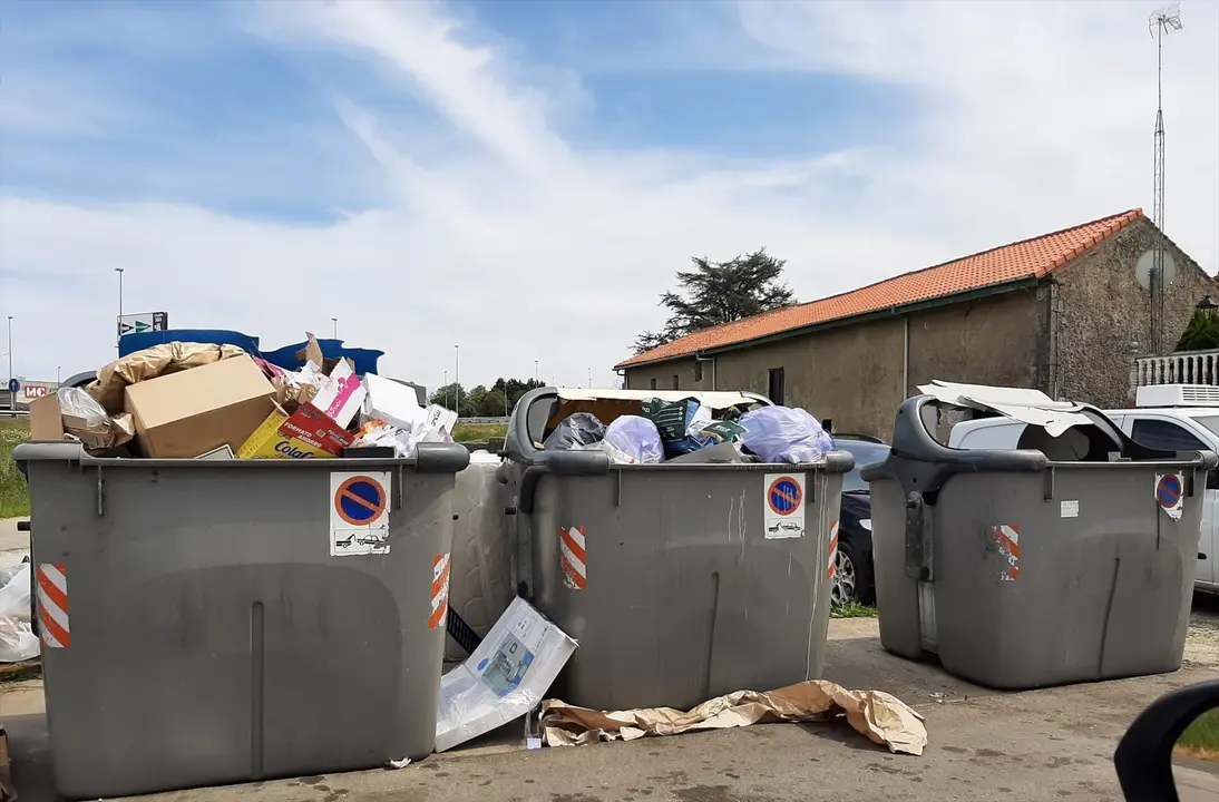 Residuos acumulados alrededor de los contenedores de basura de una calle de Camargo. / A.E.