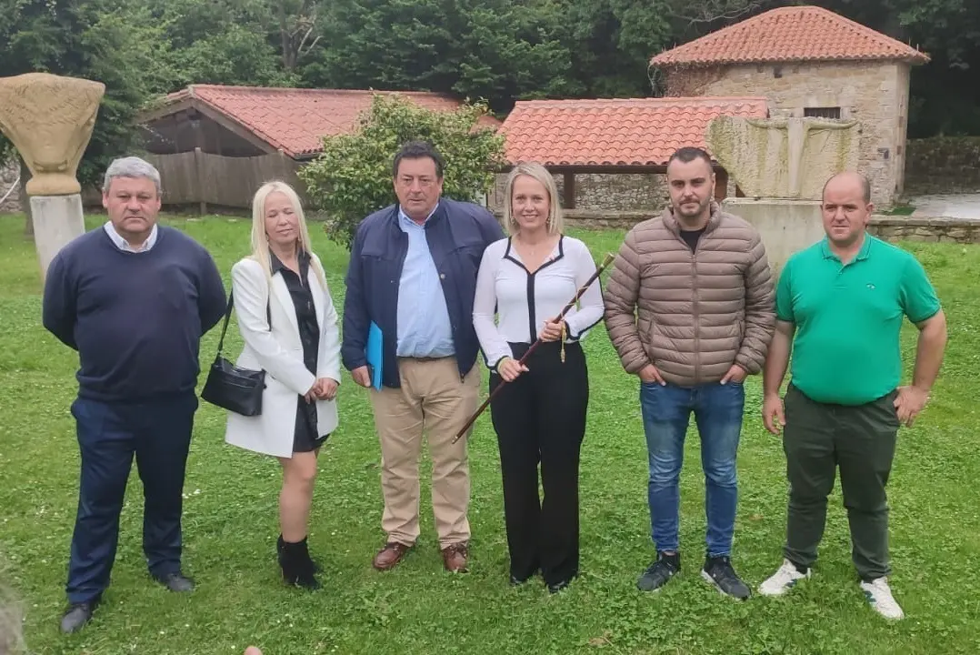 Nuevo equipo de Gobierno de Santillana del Mar, con Sara Izquierdo (PRC) como alcaldesa tras la moci&oacute;n de censura. / A.E.