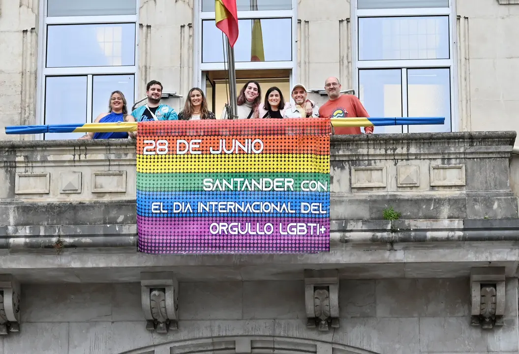 Gema Igual despliega una bandera LGTBI en el balc&oacute;n. / A.E.