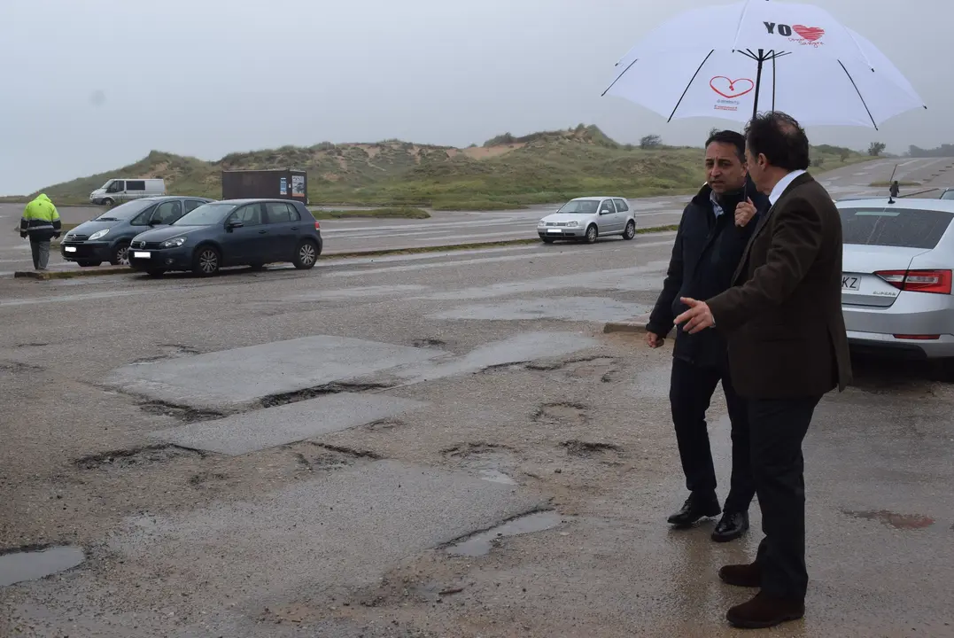 El alcalde, Carlos Caram&eacute;s, y el consejero de Ganader&iacute;a, Pablo Palencia. / A.E.