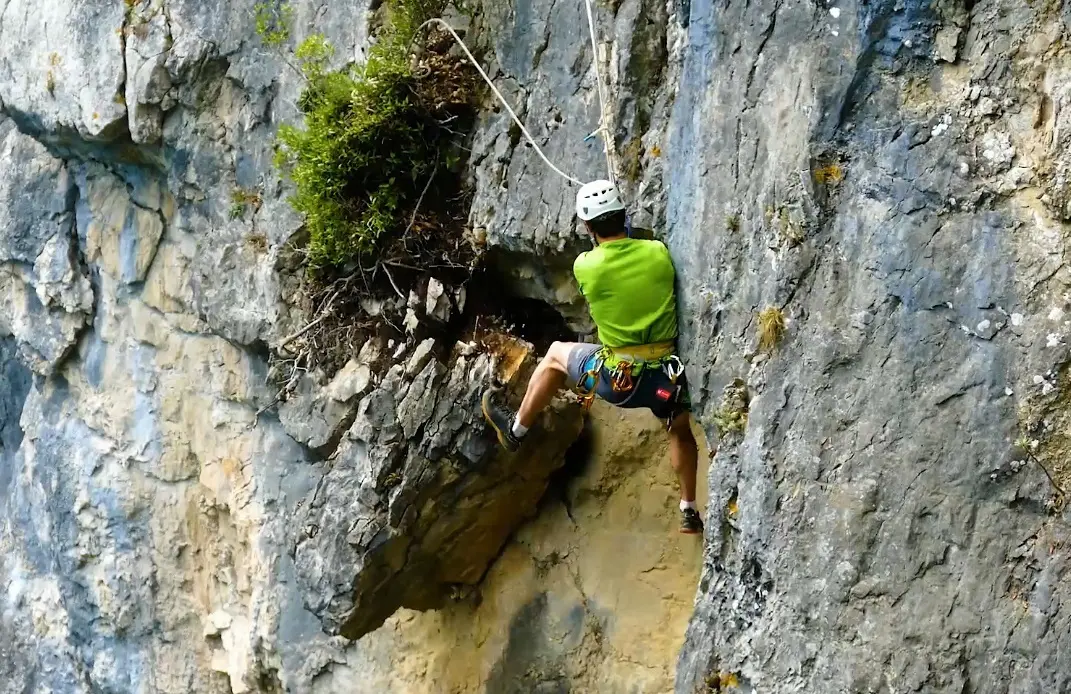 Retirada de una de las rocas del faro del Caballo. / A.E.