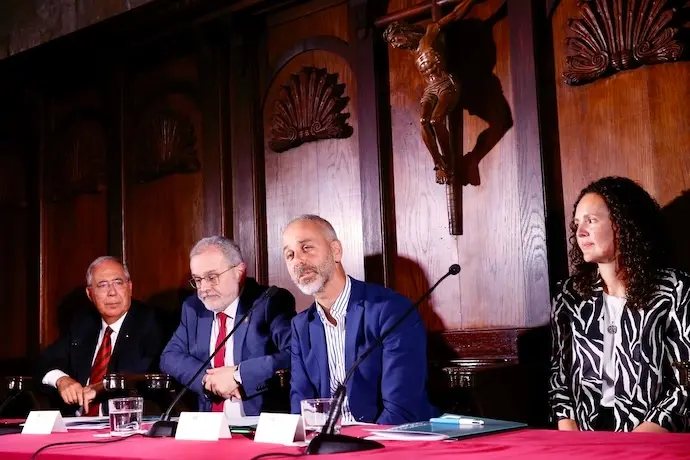 Roberto Fern&aacute;ndez, &Aacute;ngel Pazos, Sergio Silva y Raquel G&oacute;mez durante el acto acad&eacute;mico de apertura de los XXXIX Cursos de Verano de la Universidad de Cantabria. / ALERTA