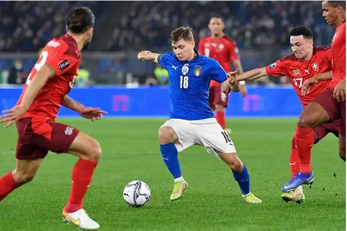 Nicol&ograve; Barella rodeado de rivales durante el Italia-Suiza de clasificaci&oacute;n para el Mundial de Catar. / AFP7