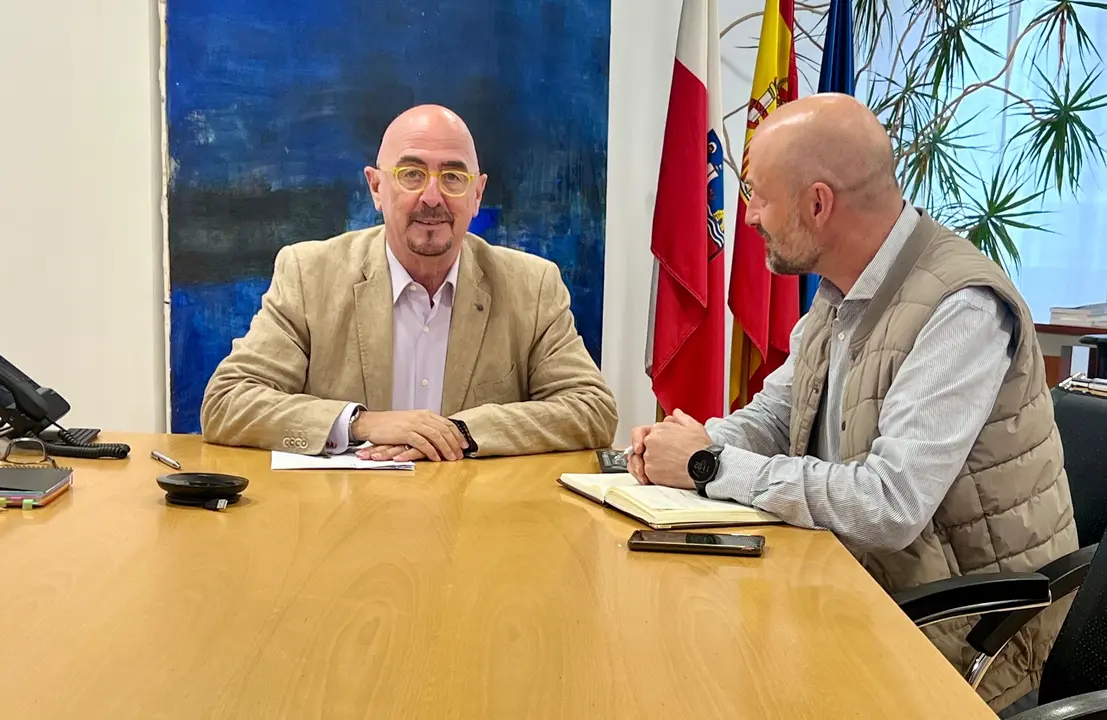 C&eacute;sar Pascual con el alcalde de Puente Viesgo, &Oacute;scar Villegas. / Alerta