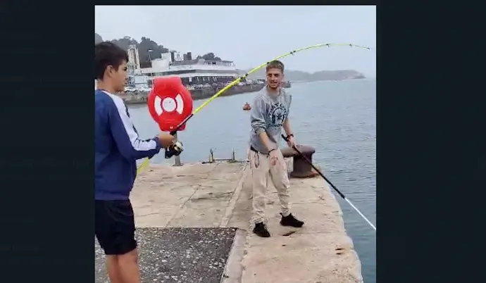 Los j&oacute;venes pescando cerca del Museo Mar&iacute;timo. / A.E.