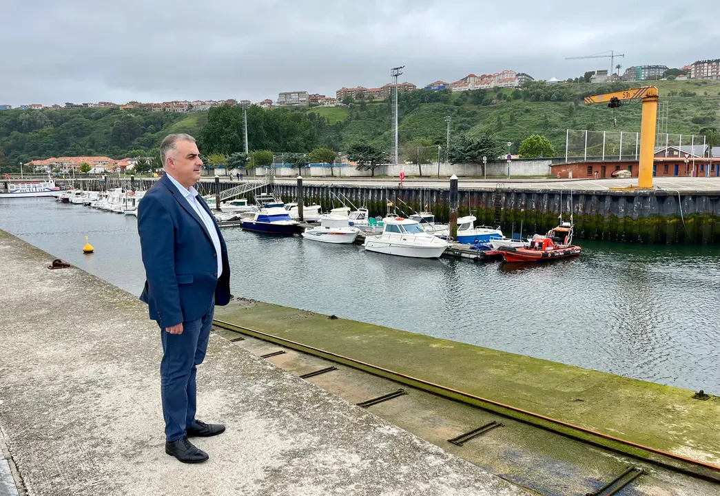 El consejero Roberto Media en su visita a la d&aacute;rsena del Puerto de Suances. / Lara Revilla