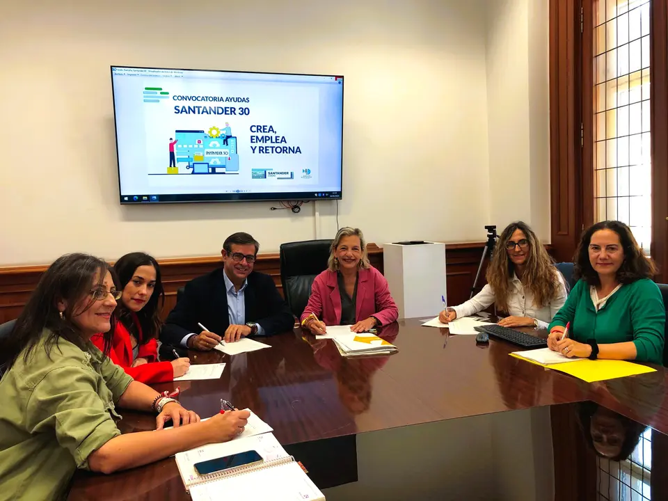 Representantes del &aacute;rea de Empleo del Ayuntamiento de Santander se re&uacute;nen con responsables del Colegio Oficial de Gestores Administrativos de Cantabria. / A.E.
