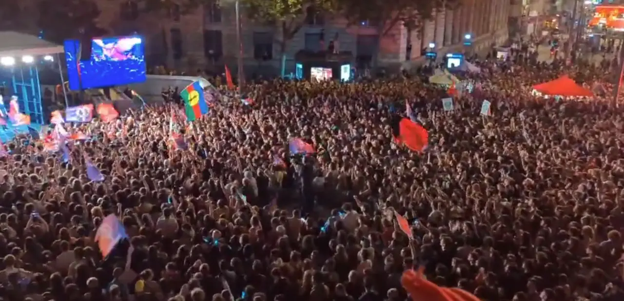 Concentraci&oacute;n de miles de personas en la Plaza de la Rep&uacute;blica de Par&iacute;s contra el avance de RN.

Gritos de "&iexcl;No pasar&aacute;n, no pasar&aacute;n!".