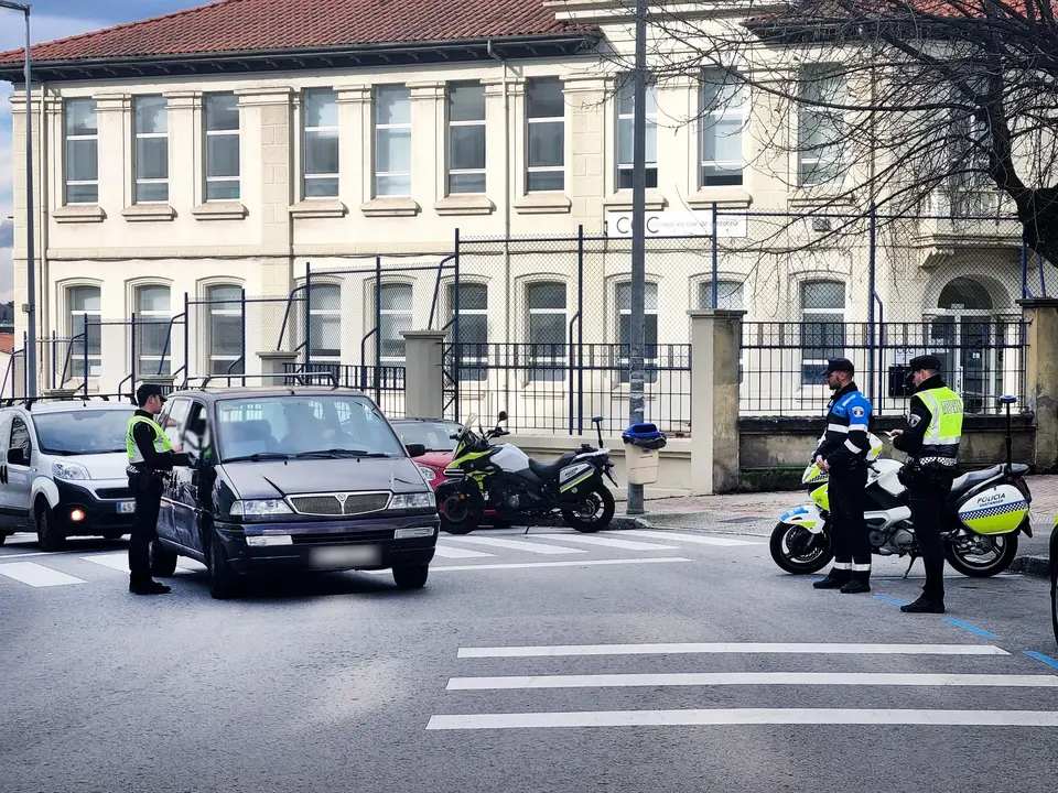 Control policial en las calles de Santander. / A.E.