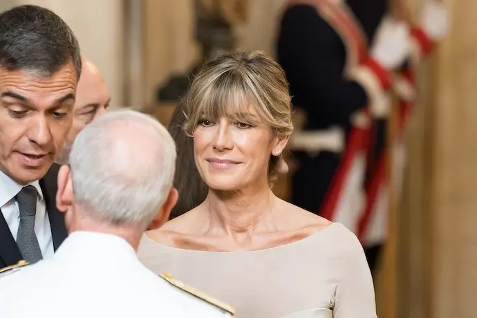(I-D) El presidente del Gobierno, Pedro S&aacute;nchez, el jefe de Estado Mayor de la Defensa, Teodoro Esteban L&oacute;pez Calder&oacute;n, y la mujer del presidente del Gobierno, Bego&ntilde;a G&oacute;mez, durante la imposici&oacute;n de condecoraciones con ocasi&oacute;n del X aniversario de la Proclamaci&oacute;n de Su Majestad el Rey, en el Palacio Real, a 19 de junio de 2024, en Madrid (Espa&ntilde;a). El Rey Felipe VI conmemora sus diez a&ntilde;os en el trono con un acto en el Palacio Real en el que se condecora a 19 espa&ntilde;oles por sus servicios a los dem&aacute;s con la orden del M&eacute;rito Civil.
19 JUNIO 2024;ANIVERSARIO;CONDECORACIONES;PROCLAMACI&Oacute;N;REY
Diego Radam&eacute;s / Europa Press
19/6/2024