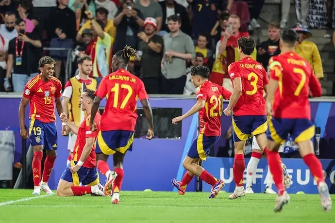 El espa&ntilde;ol Fabi&aacute;n Ruiz celebra con el espa&ntilde;ol Lamine Yamal (I) tras marcar el segundo gol de su equipo durante el partido de f&uacute;tbol de octavos de final de la UEFA EURO 2024 entre Espa&ntilde;a y Georgia en el Estadio de Colonia. Foto: Rolf Vennenbernd/dpa