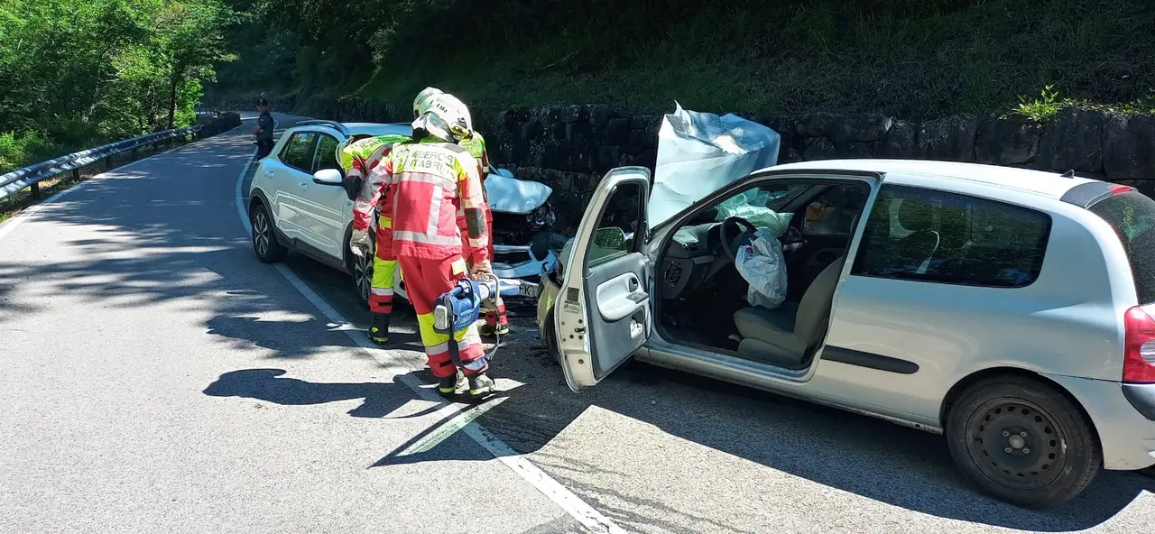 El servicio de emergencias del 112 de Cantabria atiende una colisi&oacute;n frontal en el kil&oacute;metro 2 de la carretera CA-888 en Pembes, Camale&ntilde;o. El accidente dej&oacute; dos heridos leves que fueron trasladados por los servicios sanitarios del 061.