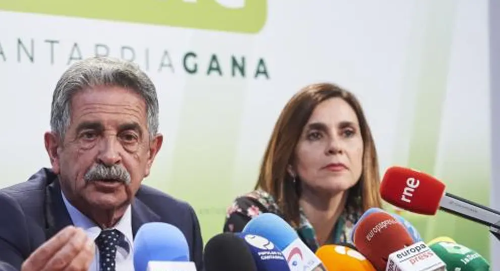 Revilla y la diputada y portavoz del Partido Regionalista de Cantabria (PRC) en materia de Salud, Paula Fern&aacute;ndez. / AE.