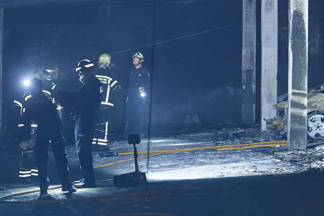 Bomberos inspeccionan un garaje comunicatorio incendiado en la calle Jos&eacute; Mar&iacute;a Coss&iacute;o, a 11 de abril de 2024, en Los Acebos, Santander. / C. Ortiz / EP