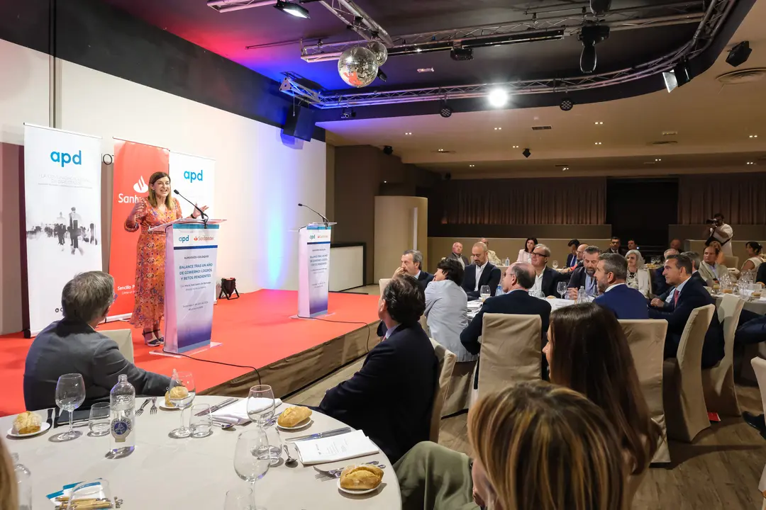 La presidenta de Cantabria, Mar&iacute;a Jos&eacute; S&aacute;enz de Buruaga, interviene en el almuerzo-coloquio. / Ra&uacute;l Lucio