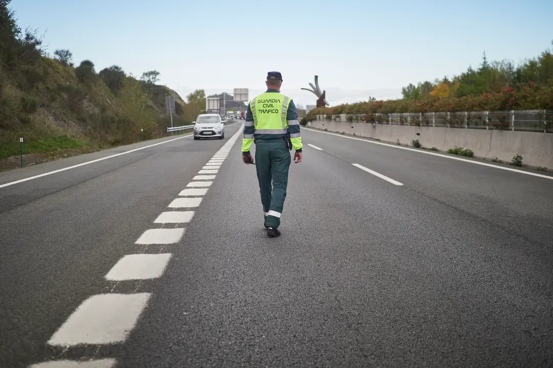 Un agente de Tr&aacute;fico de la Guardia Civil. / Eduardo Sanz. / EP