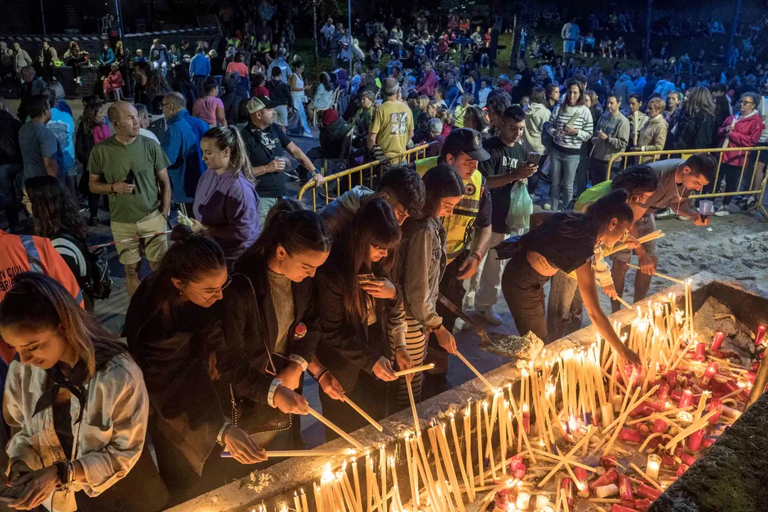 Encendido de velas en las Fiestas del Carmen de Revilla de Camargo 2023. / Alberto. G. Iba&ntilde;ez