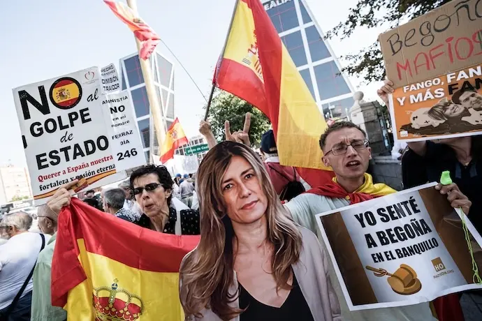 Varias personas se concentran para protestar contra el presidente del Gobierno antes de que su mujer, Bego&ntilde;a G&oacute;mez, llegue a declarar como investigada, en los juzgados de Plaza de Castilla, a 5 de julio de 2024, en Madrid (Espa&ntilde;a). El titular del Juzgado de Instrucci&oacute;n n&uacute;mero 41 de Madrid, Juan Carlos Peinado, ha citado a declarar como investigada a Bego&ntilde;a G&oacute;mez, esposa del presidente del Gobierno, Pedro S&aacute;nchez, por la presunta comisi&oacute;n de los delitos de corrupci&oacute;n en el sector privado y tr&aacute;fico de influencias, dentro de las diligencias abiertas por la relaci&oacute;n profesional con diversos empresarios.
05 JULIO 2024;JUZGADO;JUICIO;DECLARACI&Oacute;N
Diego Radam&eacute;s / Europa Press
05/7/2024
