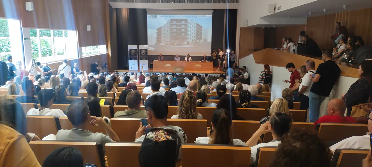 Sorteo de las VPO de Santander en el sal&oacute;n de actos del Palacio de Exposiciones. / EP