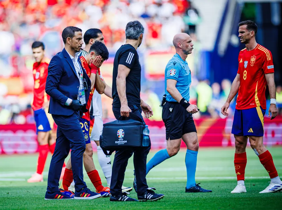Pedri se retira lesionado del partido. / RFEF