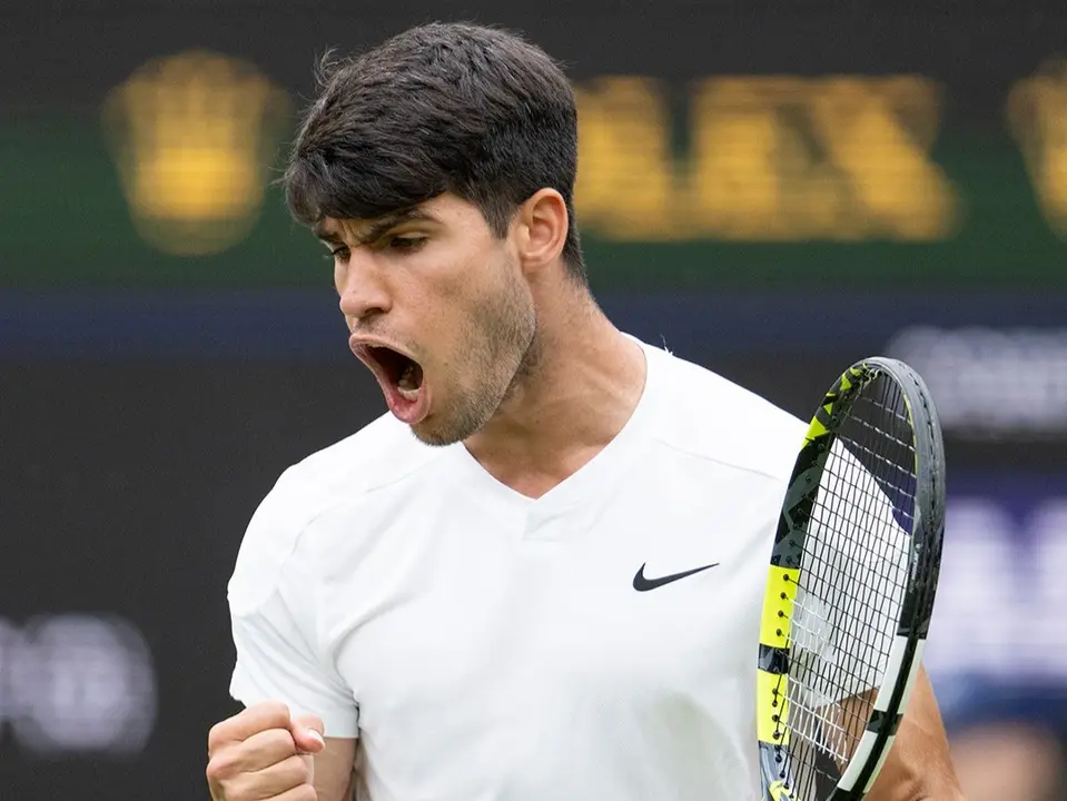 Alcaraz celebra un punto ante Tiafoe. / Wimbledon