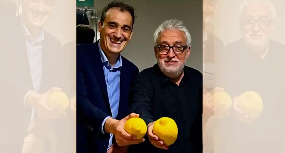 El alcalde Enrique Bretones y el actor Leo Harlem AYUNTAMIENTO DE ALFOZ DE LLOREDO