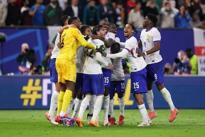 El franc&eacute;s Demb&eacute;l&eacute; ha sido elegido Jugador Vivo del Partido. El panel de observadores t&eacute;cnicos de la UEFA afirm&oacute;: "El suplente cambi&oacute; el juego para Francia y mantuvo la calma para marcar su penalti. La velocidad y la habilidad del delantero lo convirtieron en una amenaza constante".