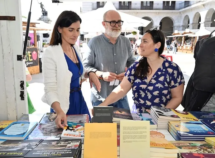 Gema Igual junto a la concejal de cultura del Ayuntamiento de Santander, Noem&iacute; Mendez en la inauguraci&oacute;n del Festival de Libro de Santander. / A.E.