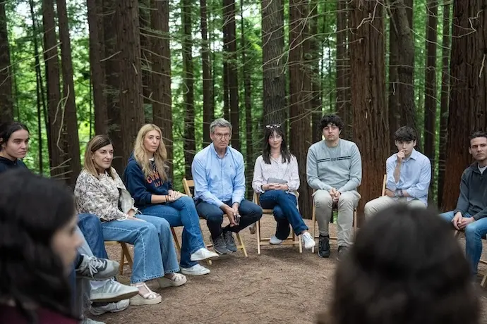 Feij&oacute;o junto a los participantes en los campamentos de verano de Reformismo21 en Cantabria. / A.E.