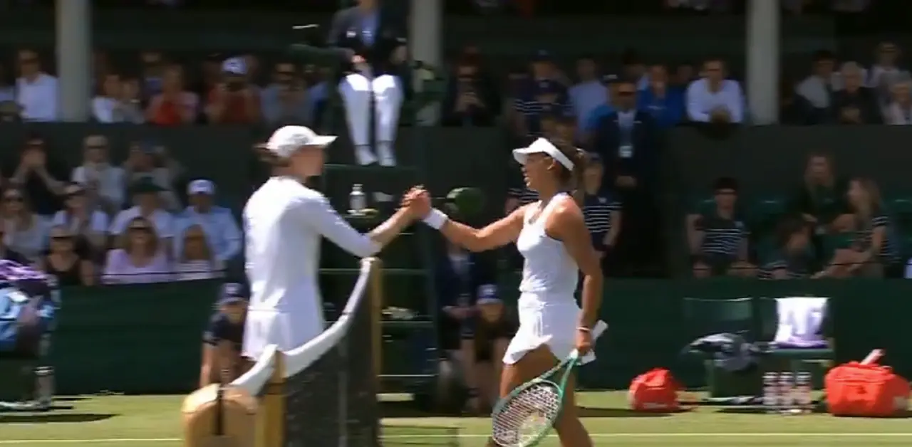 Bucsa y Bounzas tras finalizar el partido en Wimbledom. / A.E.