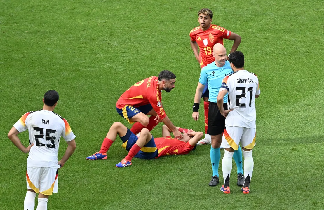 Pedri tras la dura entrada de Kroos en el partido de la Eurocopa. / Bernd Wei&szlig;brod