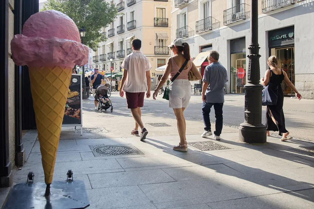 Varias personas caminando por el centro de Madrid. Jes&uacute;s Hell&iacute;n