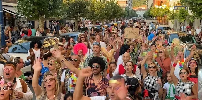 Gente durante la celebraci&oacute;n del &ldquo;Laredo Yey&eacute;&rdquo;, que desaparece de Laredo y ha sido fundamental para atraer turistas y animar las noches de verano en esta localidad costera. / A.E.