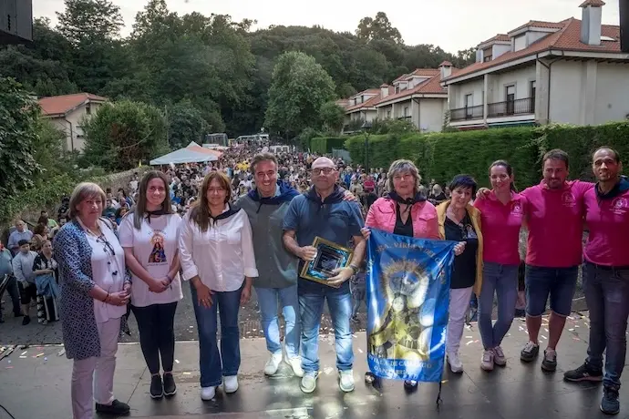 El alcalde Diego Movell&aacute;n, junto al pregonero de las Fiestas del Carmen.