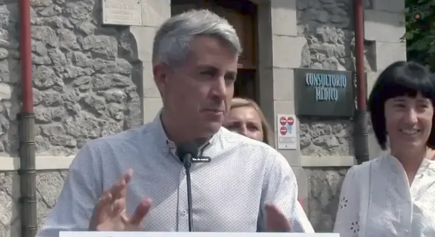 El secretario general del PSOE de Cantabria, Pablo Zuloaga junto la vocal socialista de la Junta Vecinal de Valle de Ruesga, Beatriz Cano.